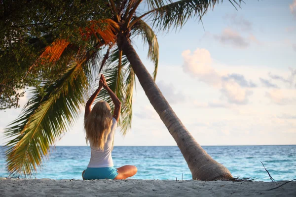 Mujer yoga bajo la palma —  Fotos de Stock