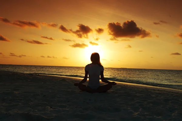 Pôr do sol mulher ioga — Fotografia de Stock