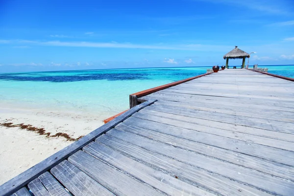 Resort maisons maldiviennes en mer bleue — Photo