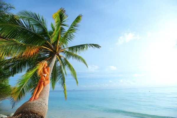 Vrouw op palm — Stockfoto