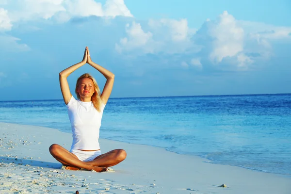 Deniz kıyısındaki yogacı kadın — Stok fotoğraf