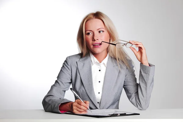 Bizneswoman pisząca w notatniku — Zdjęcie stockowe