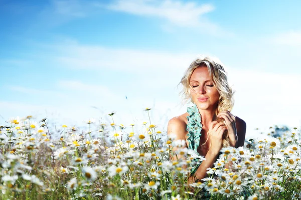 A százszorszép virág mező lány — Stock Fotó