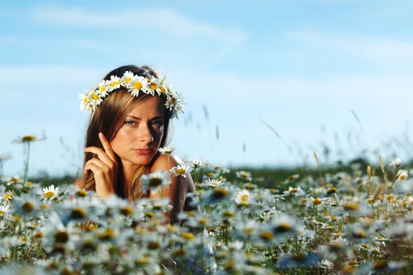 Chica en el campo de flores de margarita — Foto de Stock