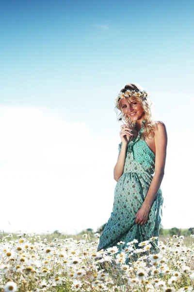 Ragazza in abito sul campo di fiori margherita — Foto Stock