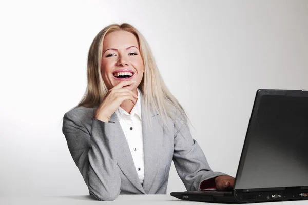 Mulher de negócios trabalhando no laptop — Fotografia de Stock
