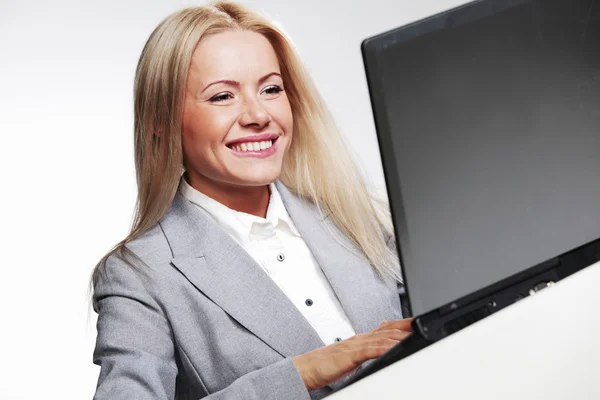 Zakelijke vrouw werkt op laptop — Stockfoto