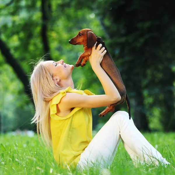 Kadın dachshund kollarında — Stok fotoğraf