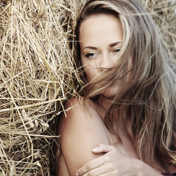 Portrait of a girl next to haystack — Stock Photo, Image