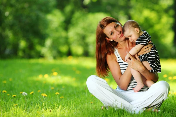 Mère et fille sur l'herbe verte — Photo