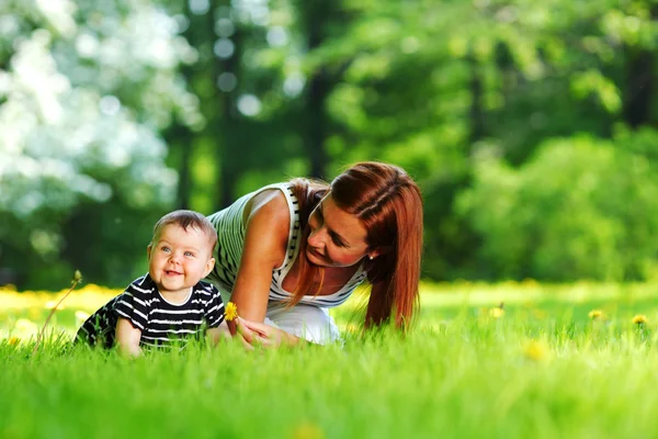 Mãe e filha na grama verde — Fotografia de Stock