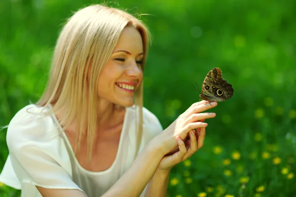 Γυναίκα που παίζει με μια πεταλούδα — Φωτογραφία Αρχείου