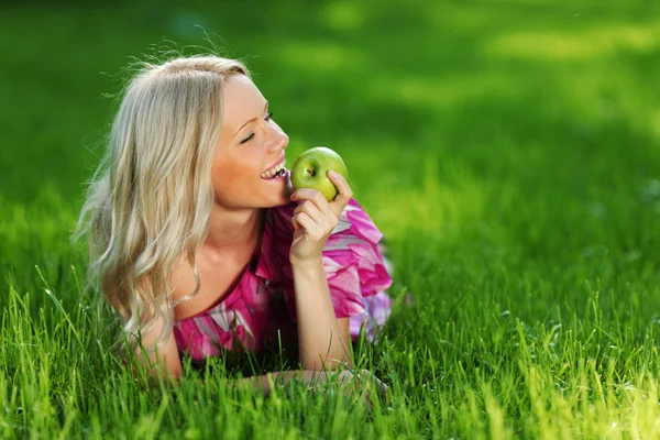 Blondynka na zielonej trawie — Zdjęcie stockowe