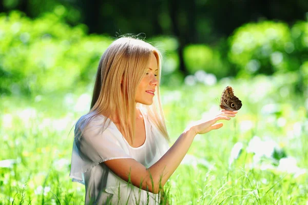 Vrouw spelen met een vlinder — Stockfoto