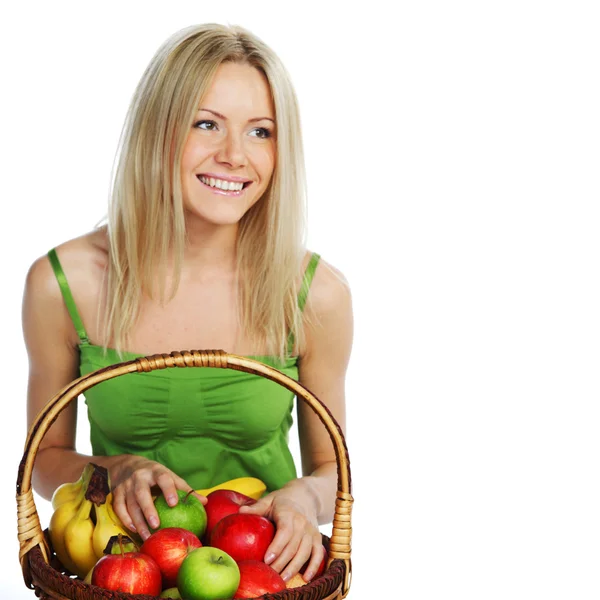 Mulher segura uma cesta de frutas — Fotografia de Stock