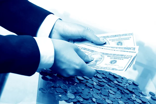 Handen houden geld — Stockfoto