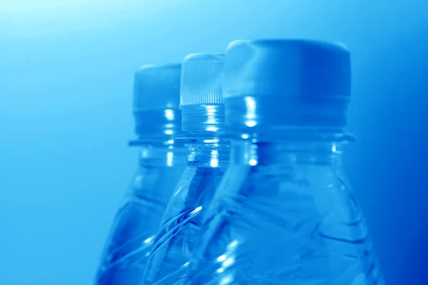 Синя вода в пляшці — стокове фото