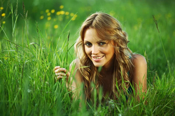 Mujer en la hierba —  Fotos de Stock