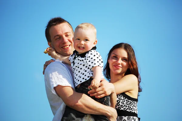 Szczęśliwą rodzinę w niebo — Zdjęcie stockowe