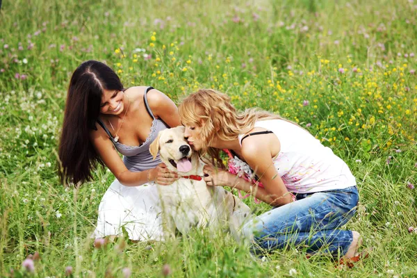 Flickvänner och hund — Stockfoto