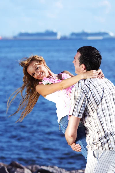 Abrazo ver en el mar — Foto de Stock