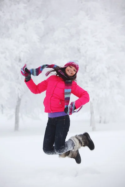 Zimą kobiet skok — Zdjęcie stockowe
