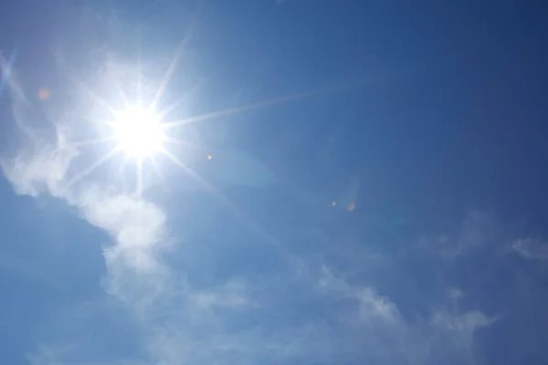 Sol en el cielo azul — Foto de Stock