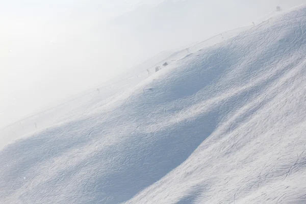 Rastros de esqui na neve — Fotografia de Stock
