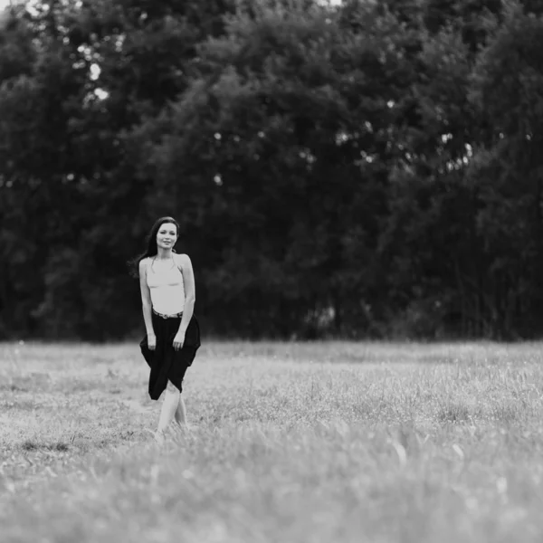 Femme sur champ d'herbe verte — Photo