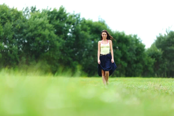 Woman on green grass field — Stock Photo, Image