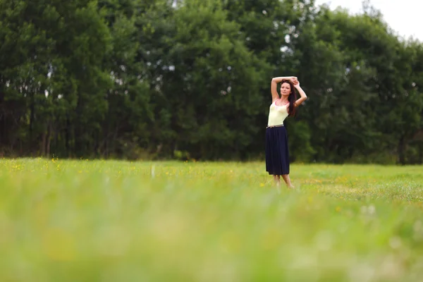 Mujer en campo de hierba verde — Foto de Stock