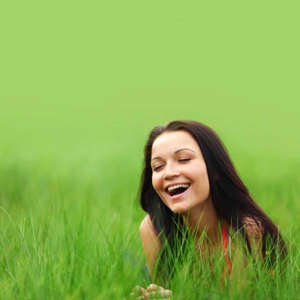 草の上の女性 — ストック写真