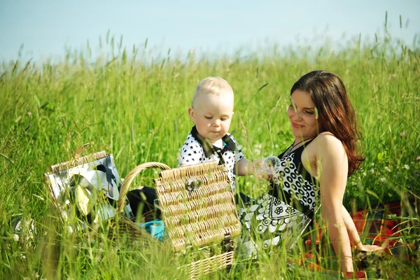 Šťastný rodinný piknik — Stock fotografie