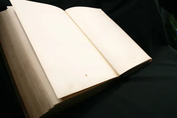 Пустая книга на черном фоне — стоковое фото