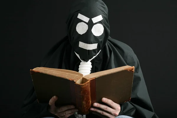 Μαύρο mime, διαβάζοντας ένα βιβλίο — Φωτογραφία Αρχείου