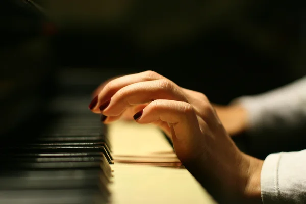 Spela piano — Stockfoto