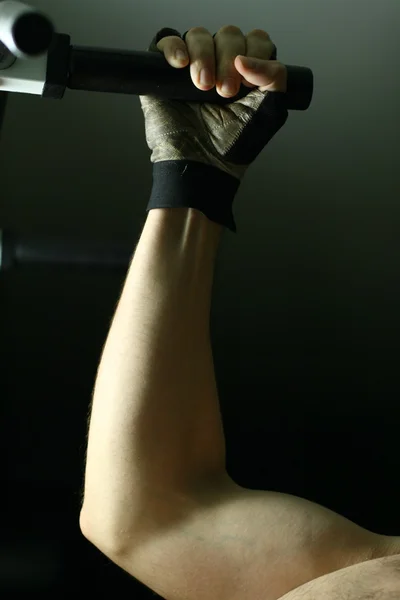 Der Arm des starken Mannes im Fitnessstudio — Stockfoto