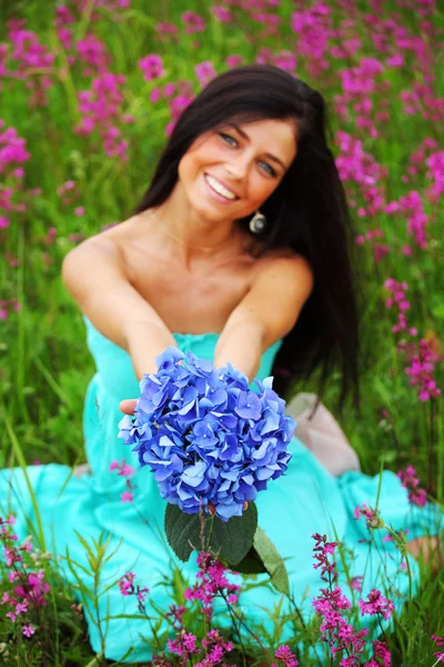 Nő virágokkal — Stock Fotó