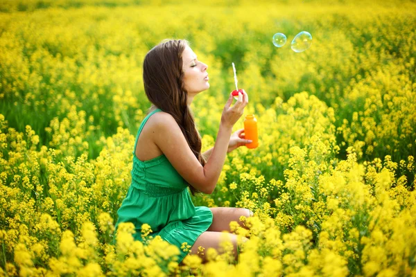 Vrouw start zeepbellen — Stockfoto