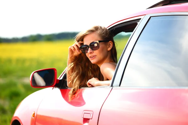 Vrouw in rode auto — Stockfoto
