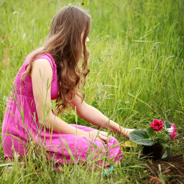 Chica crecer flor —  Fotos de Stock