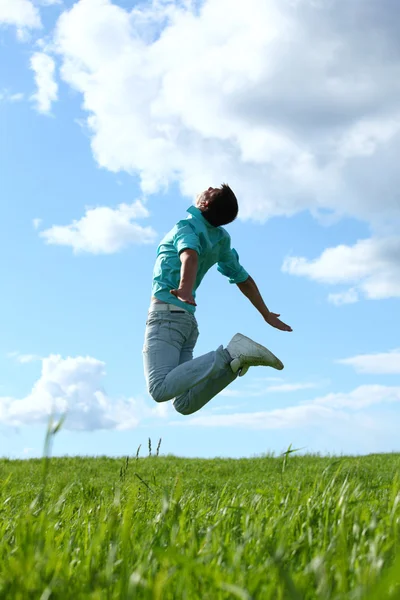 Человек прыгает — стоковое фото