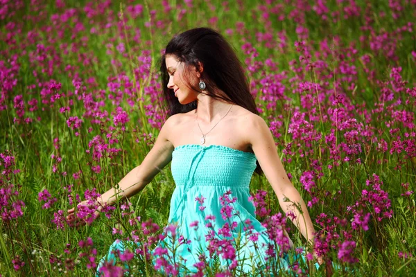 Vrouw op roze bloem veld — Stockfoto