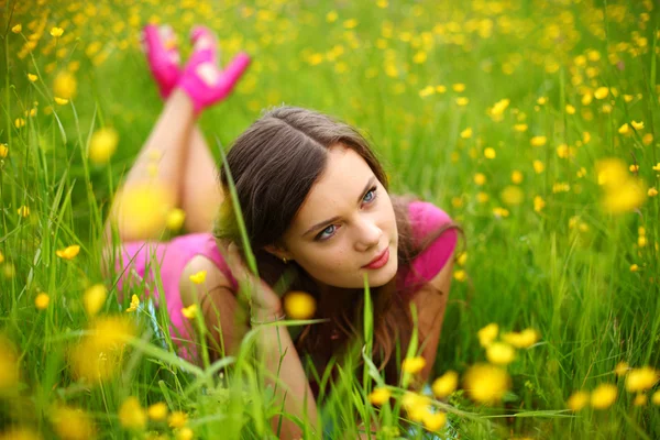 Женщина на цветочном поле — стоковое фото