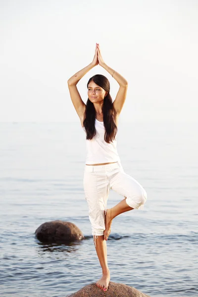 Yoga in de buurt van de Oceaan — Stockfoto