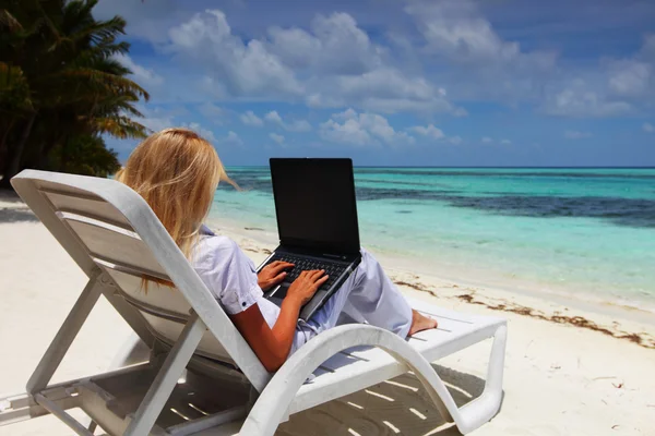 Mulher de negócios tropical com laptop — Fotografia de Stock