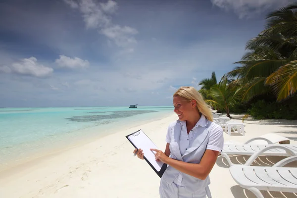 Mujer de negocios con papel en blanco en la costa del océano —  Fotos de Stock