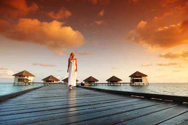 马尔代夫日落大道的一件衣服的女人 — 图库照片