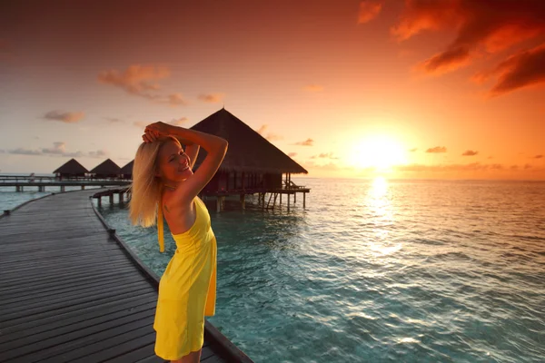 Femme en robe sur le coucher du soleil maldivien — Photo