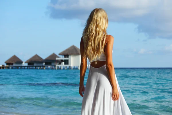 Mujer en playa tropical —  Fotos de Stock